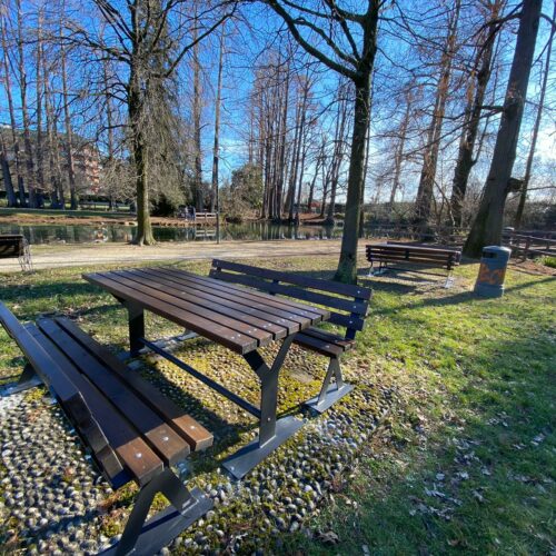 Picknicktafel model Space 7 De ijzerdelen van deze picknicktafel en banken kunnen in een ral kleur naar keuze uit ons palet gepoedercoat worden. Andere kleuren op aanvraag mogelijk.